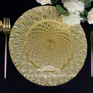 Luxurious gold round charger plate in restaurant