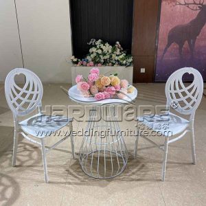 Decorate wedding cake table