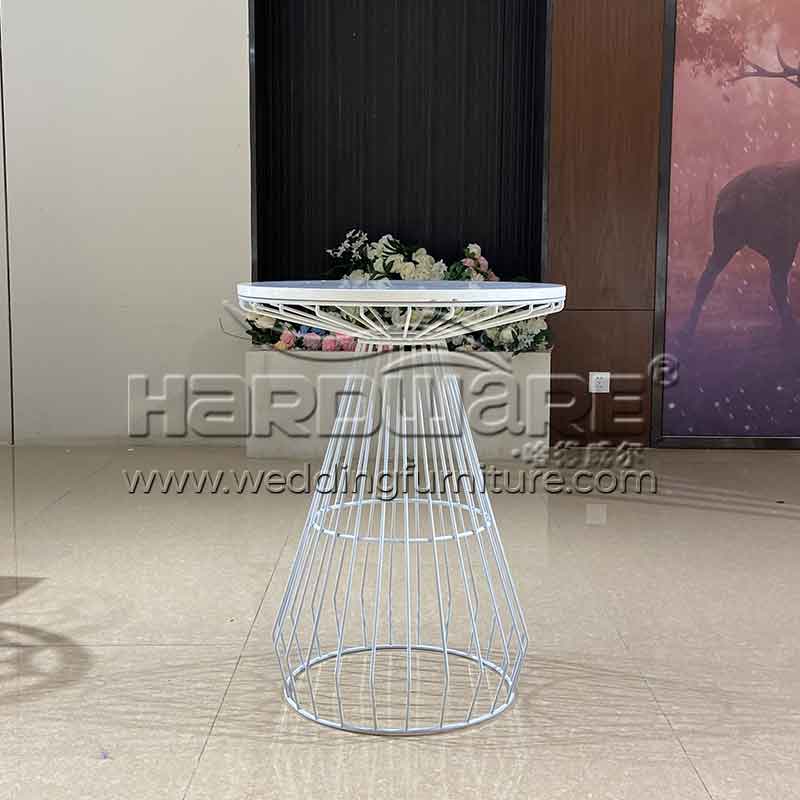 Decorate wedding cake table