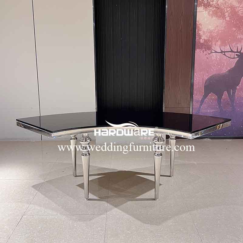 Curved wedding table