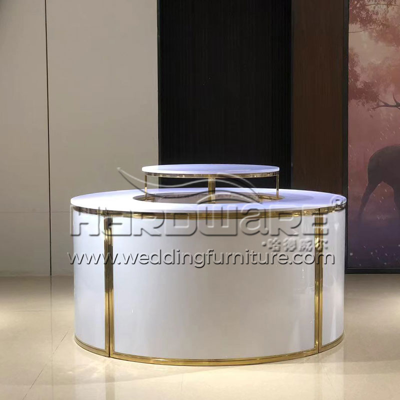 Elegant Wedding Cake Table